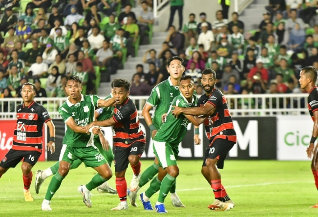 Pemain PSMS Medan mendapat pengawasan ketat dari pemain Persekat Tegal di laga pembuka Pegadaian Championship yang dulunya dikenal dengan Liga 2. [Instagram]